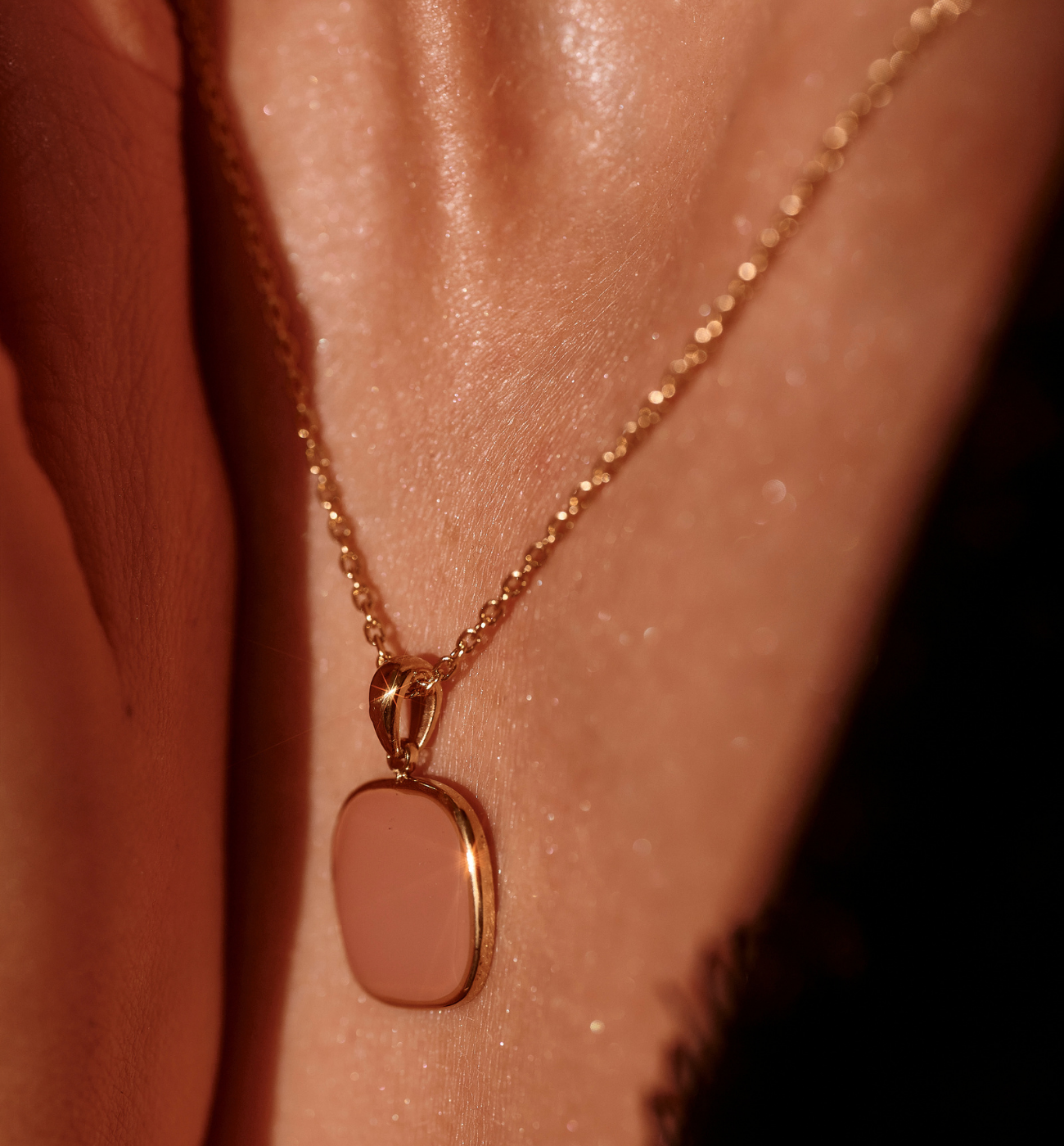 Naszyjnik z zawieszką w kolorze karmelowym NSY0640