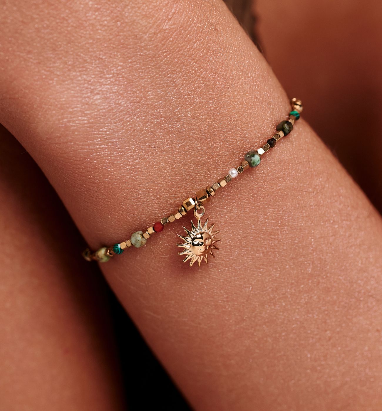 Bransoletka z kamieni naturalnych z zawieszką słońca BEA0094 - By Dziubeka