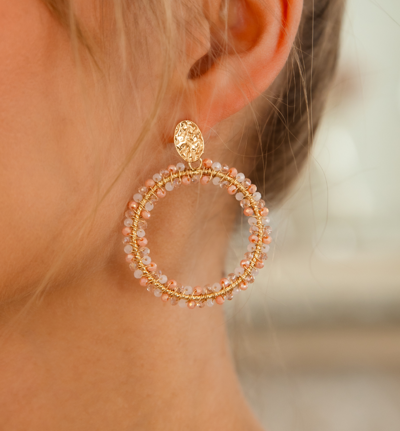 Kolczyki okrągłe z różowymi i brzoskwiniowymi kryształkami KWE0208