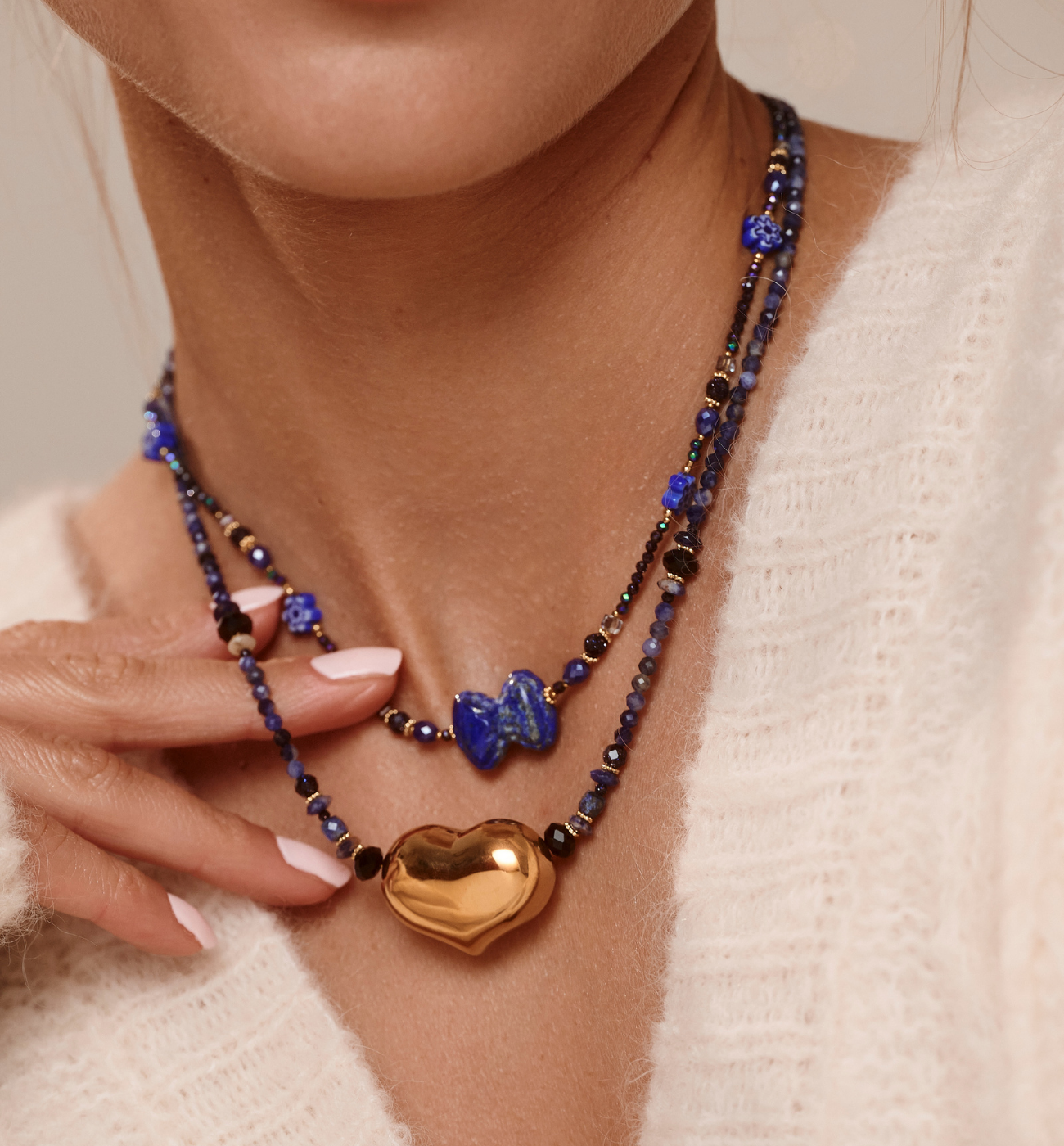 Naszyjnik z sodalitu i czarnego agatu z pozłacanym sercem - By Dziubeka