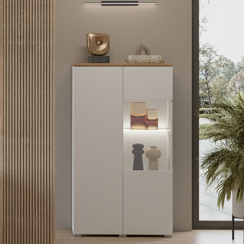 Biała przeszklona witryna na książki do salonu MODO