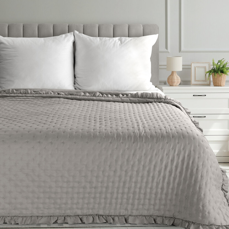 Narzuta 170x210 cm szarobeżowa na łóżko LUCIA z falbaną