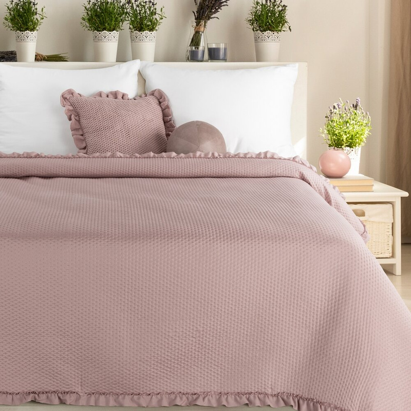 Narzuta na łóżko 170x210 cm pudrowa z falbanką microfibra FABIO