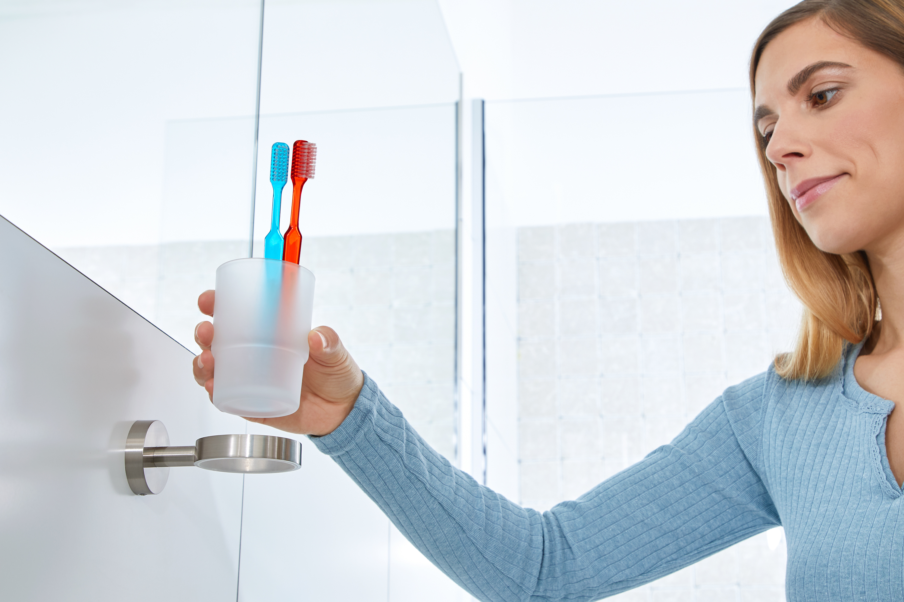 Tesa Moon kubek na szczoteczki biały 40312-00000-00