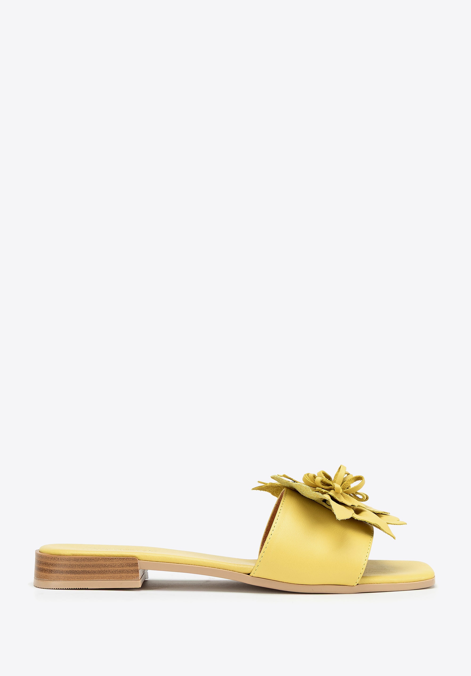 Damskie klapki ze skóry w dekoracyjne kwiaty żółte