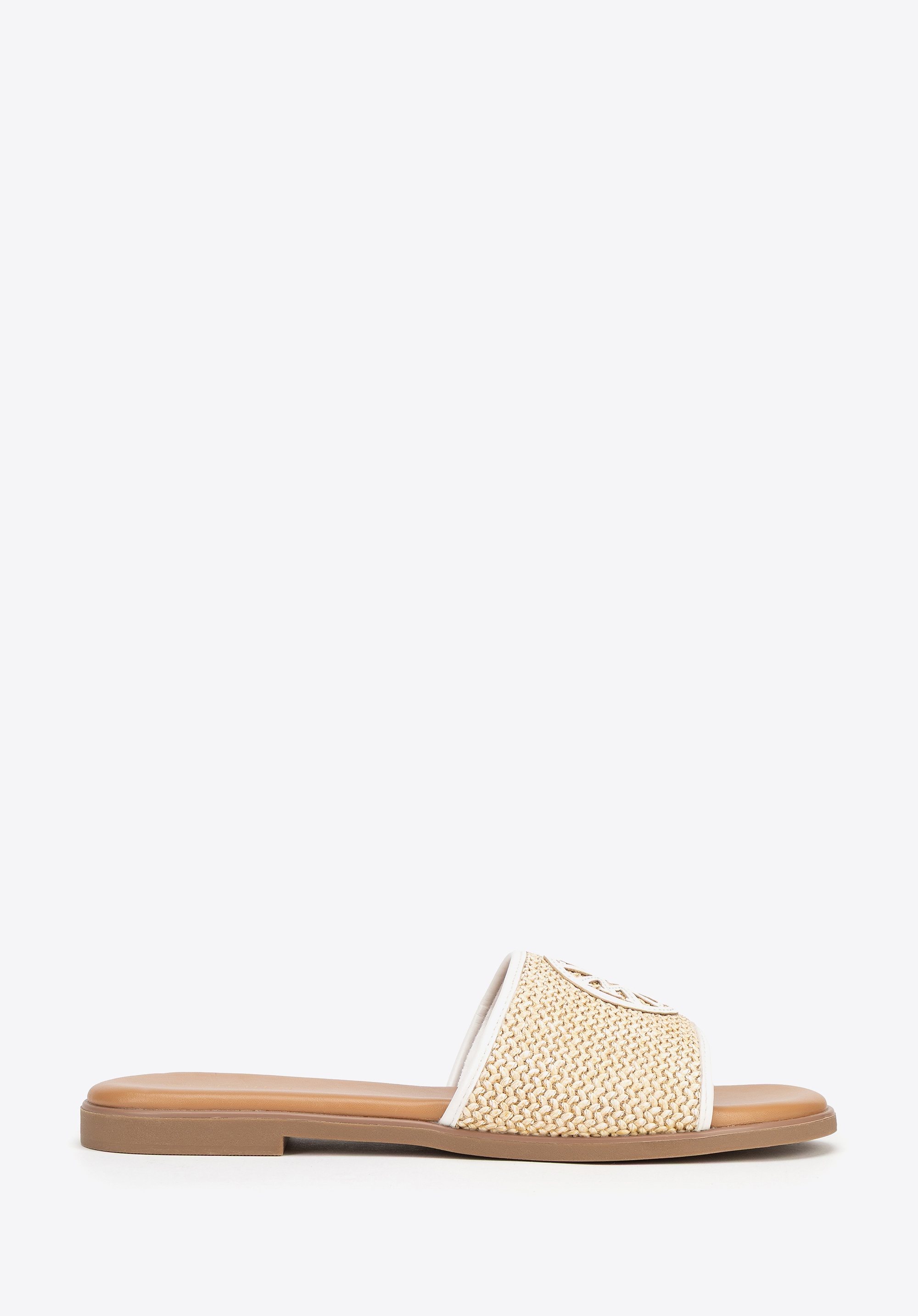 Damskie klapki z plecionej ekoskóry beżowo - białe