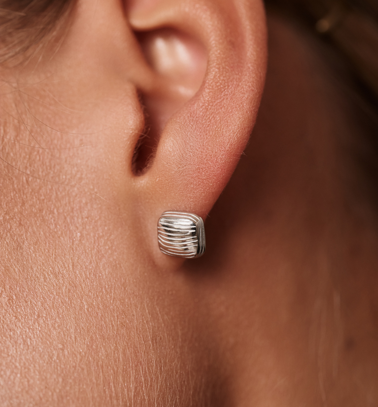 Kolczyki sztyfty kwadrat srebrny w paski KSY0407