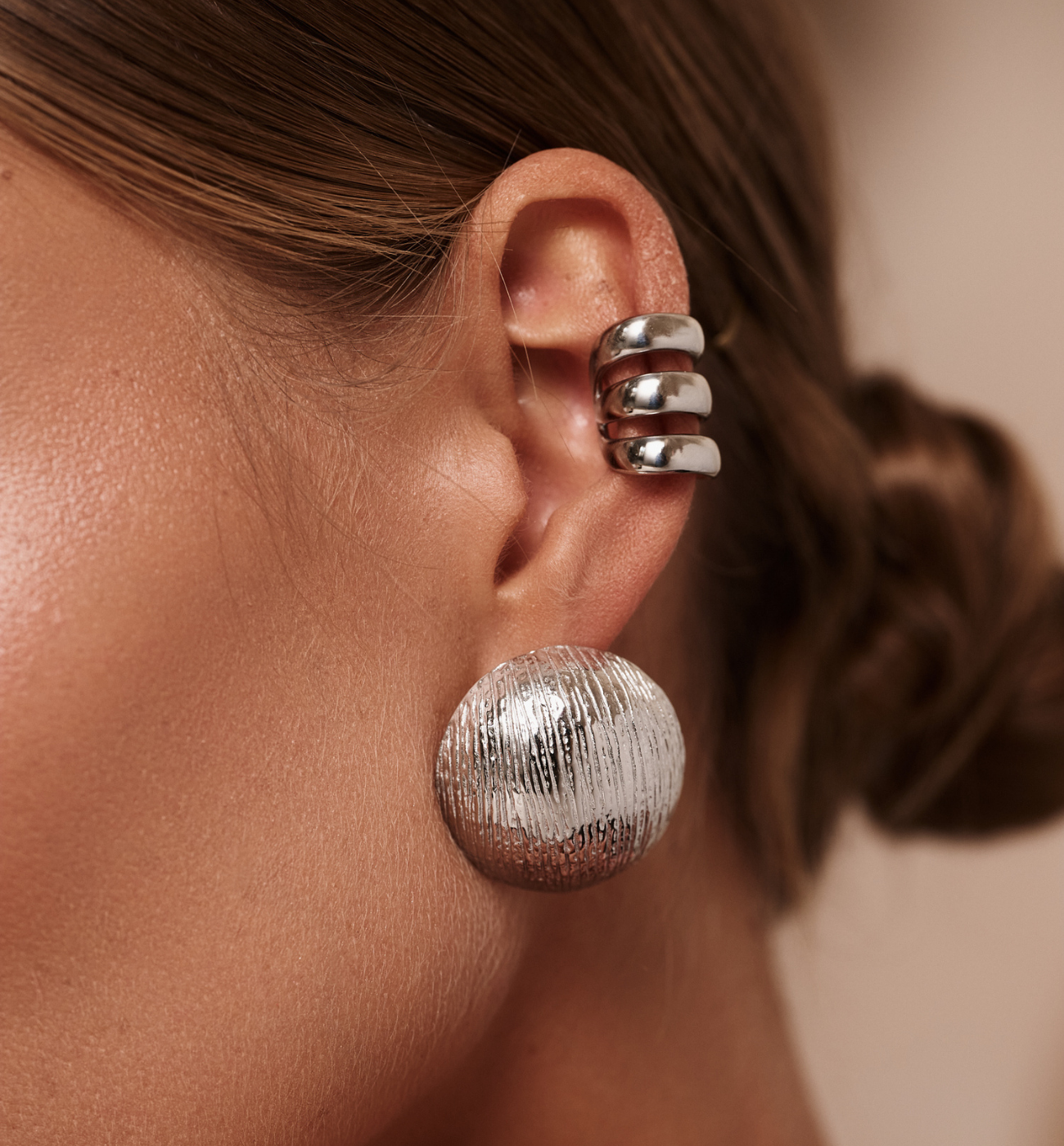 Kolczyki okrągłe fakturowane srebrne KSY0391 - By Dziubeka