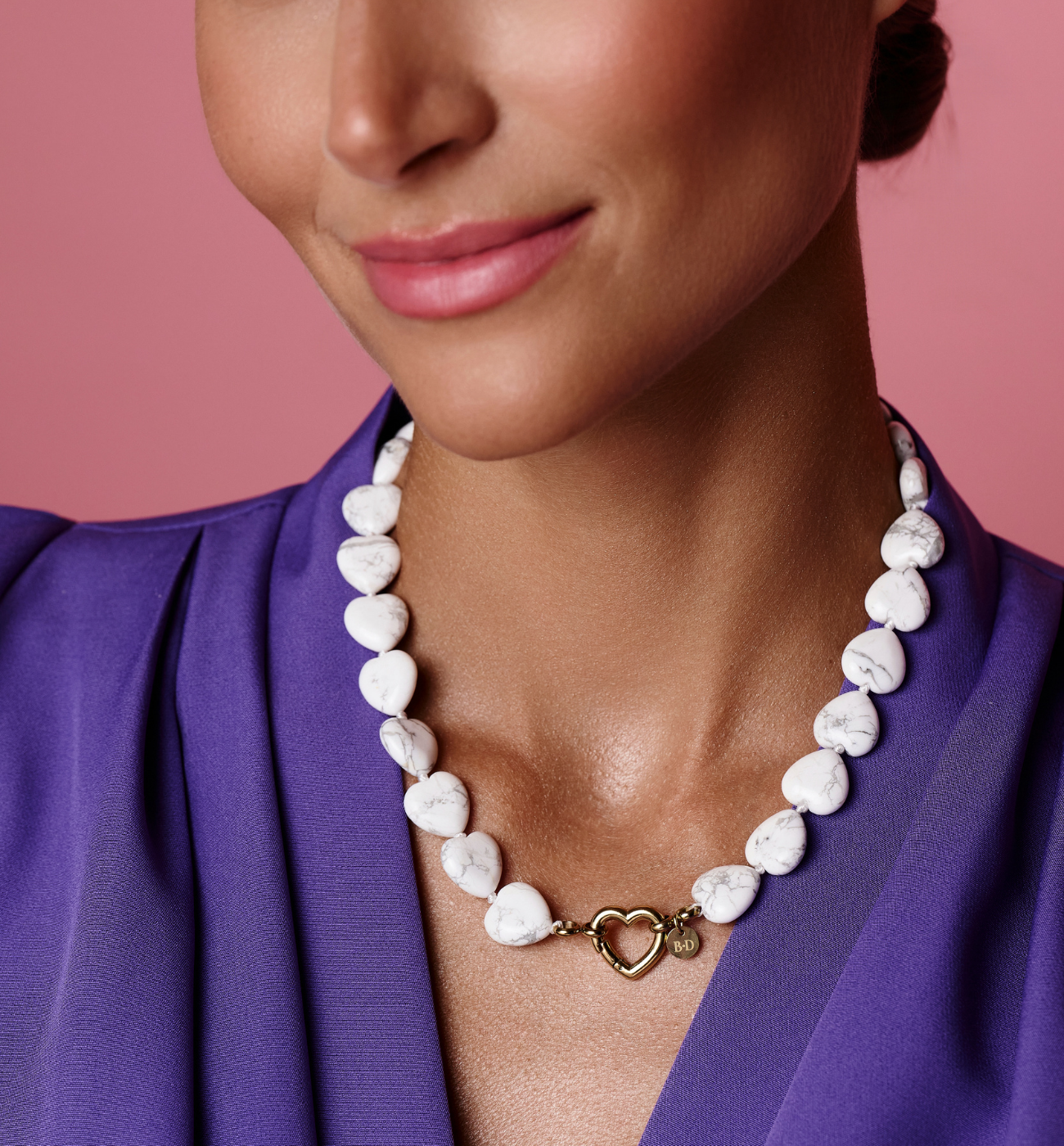 Naszyjnik z howlitu w kształcie serc z pozłacanym zapięciem - By Dziubeka