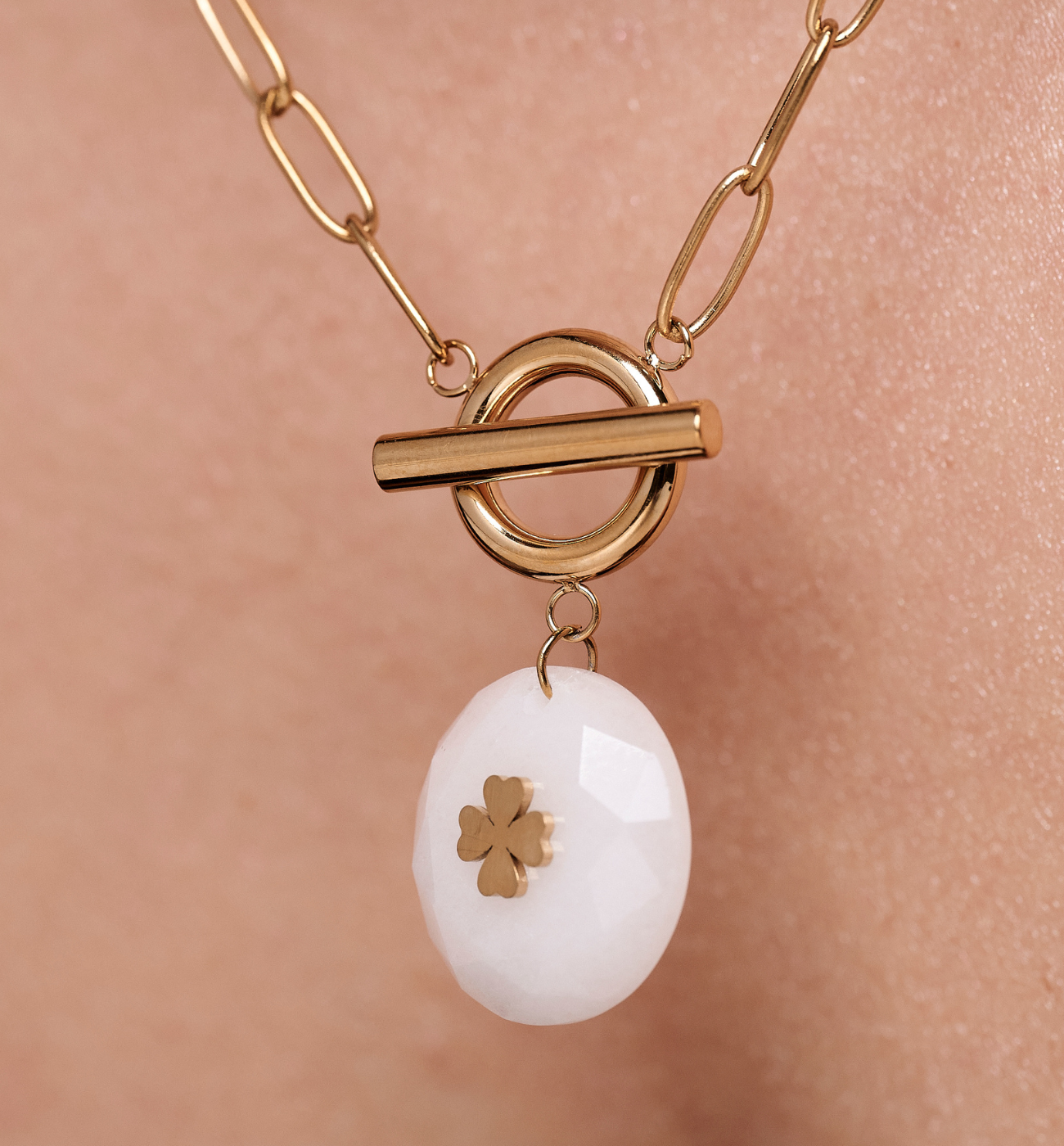 Naszyjnik z białą zawieszką z koniczynką NEA0051 - By Dziubeka