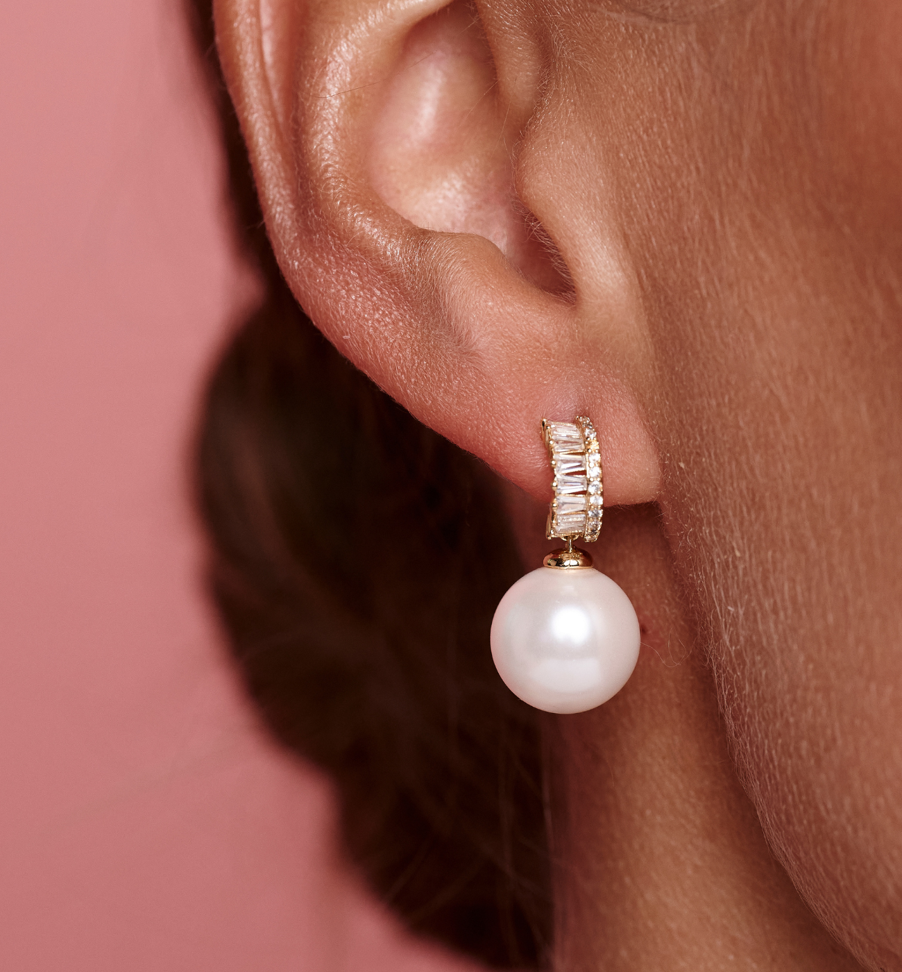 Kolczyki z białą perłą i zdobioną oprawą - By Dziubeka