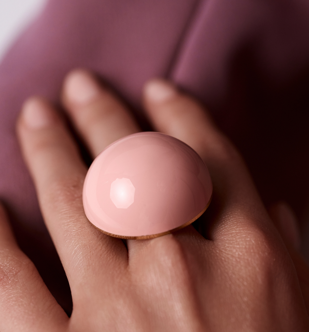 Pierścionek z pudrowo-różową emalią w złotej oprawie - By Dziubeka