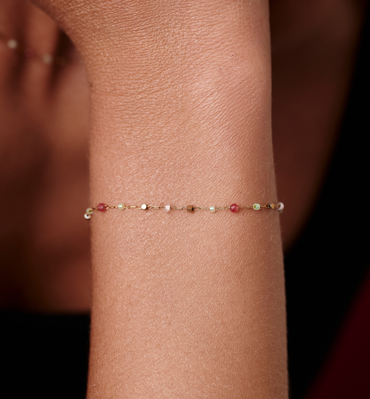 Bransoletka na złotym łańcuszku z kolorowymi kamieniami BEA0095