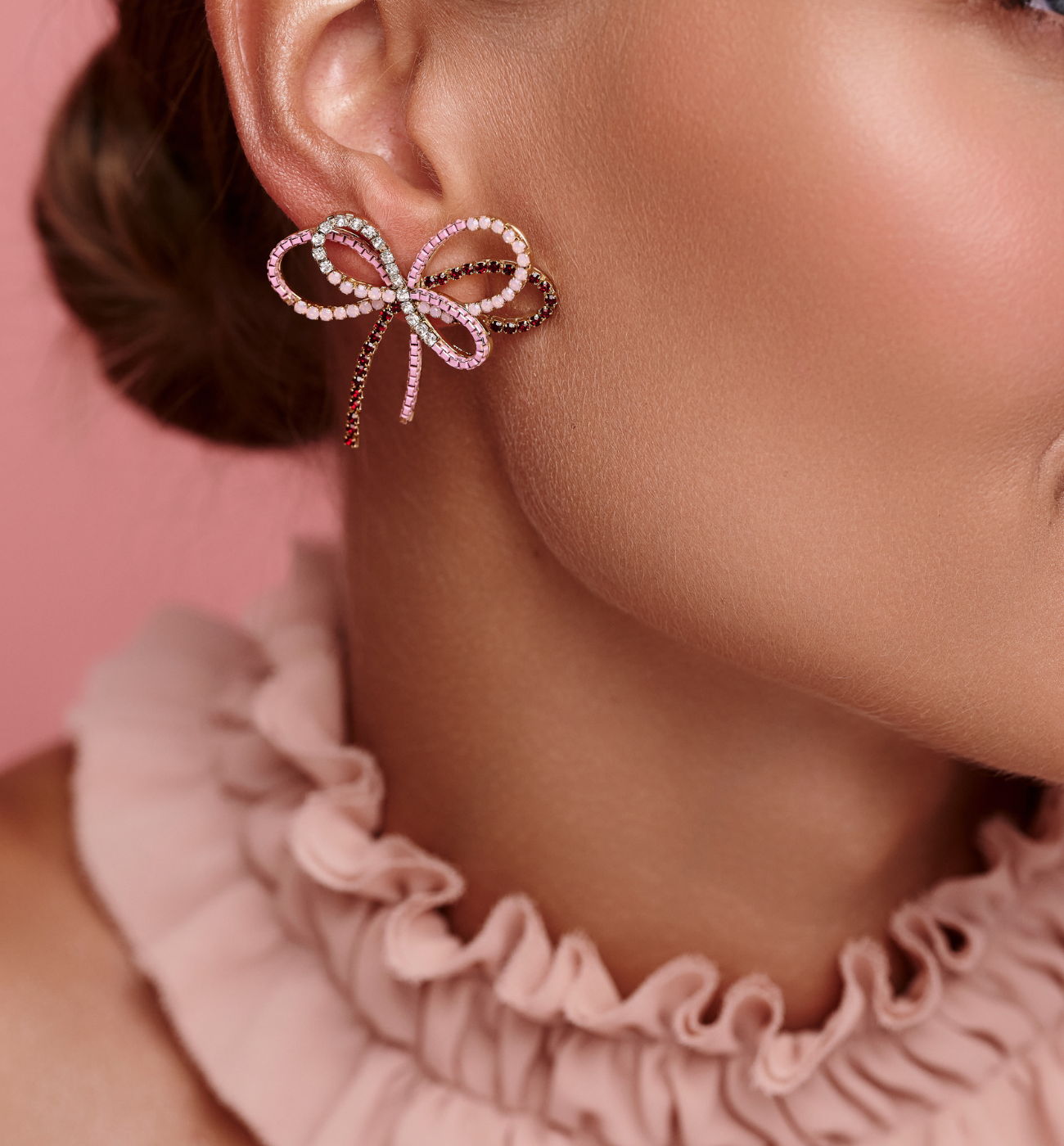 Kolczyki w kształcie różowych kokardek KLU0160 - By Dziubeka