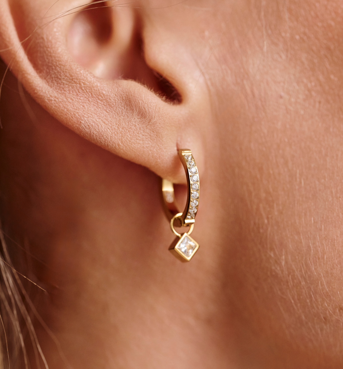 Kolczyki złote kółeczka z zawieszką w kształcie rombu – białe cyrkonie KSA2480