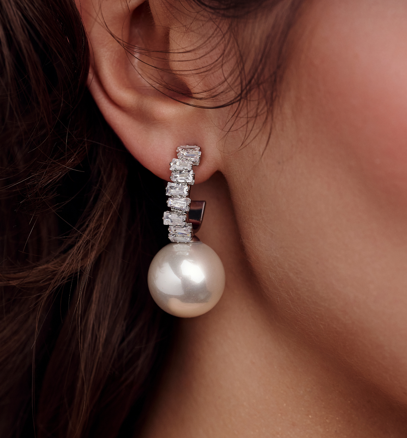 Kolczyki półokrągłe z perłą i cyrkoniami srebrne KLU0205