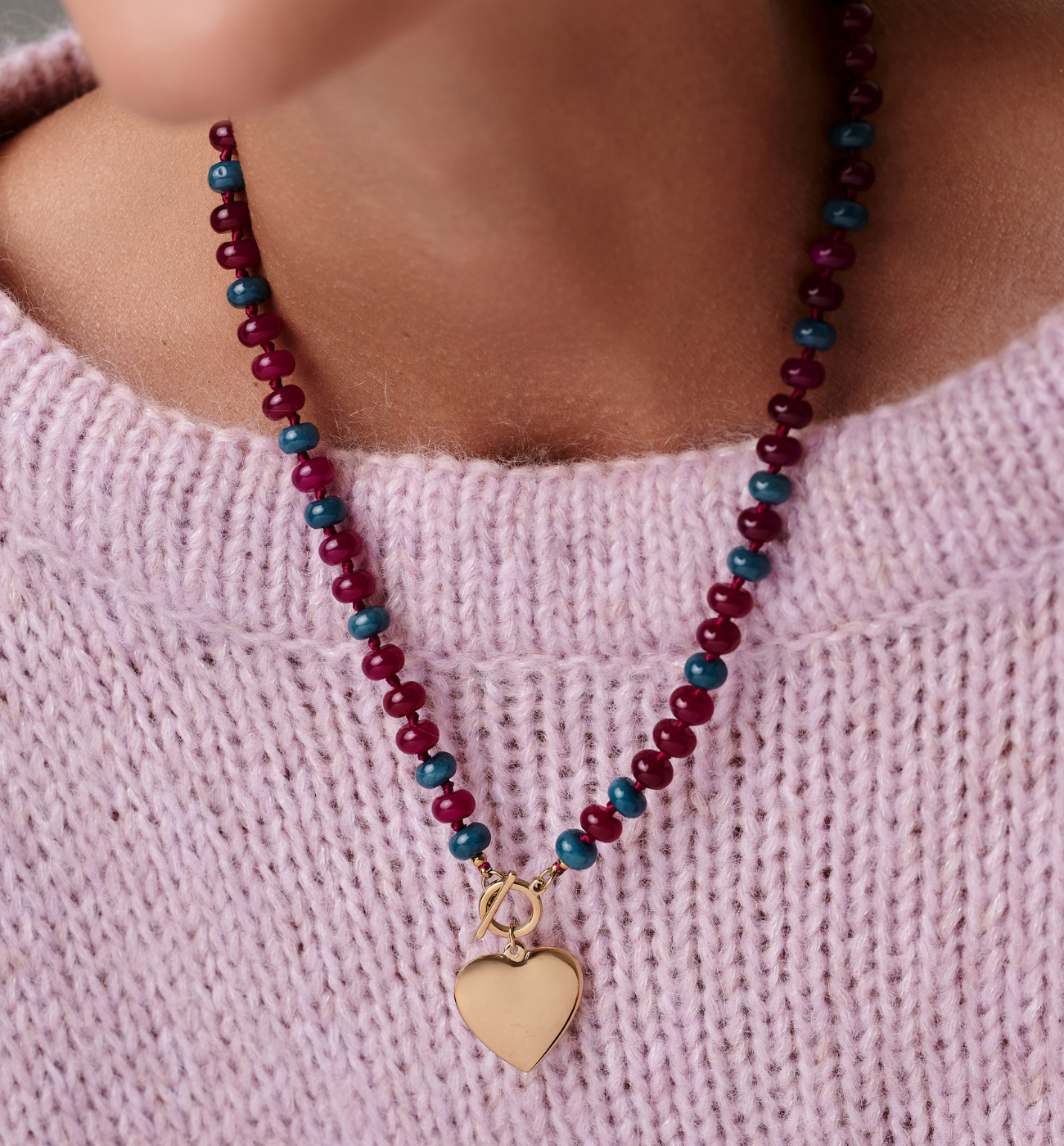 Naszyjnik z jadeitu w odcieniach burgundu i granatu z pozłacanym sercem - By Dziubeka