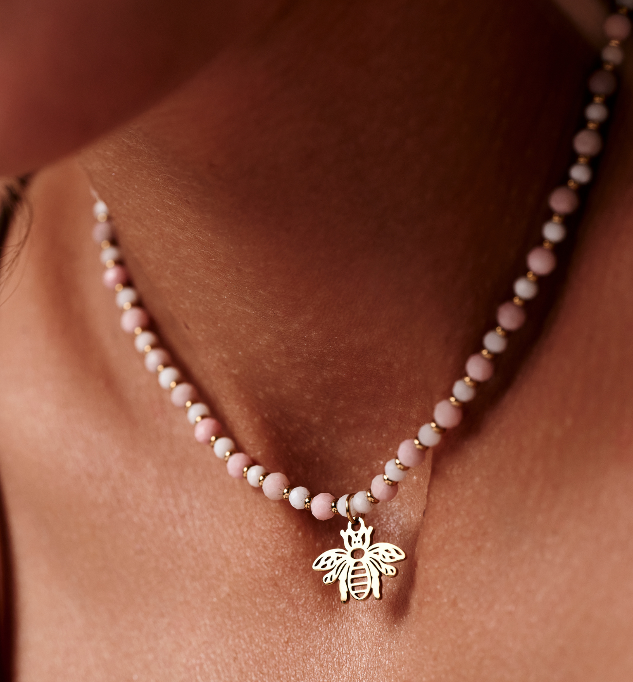 Naszyjnik z różowego opalu z zawieszką pszczoły - By Dziubeka