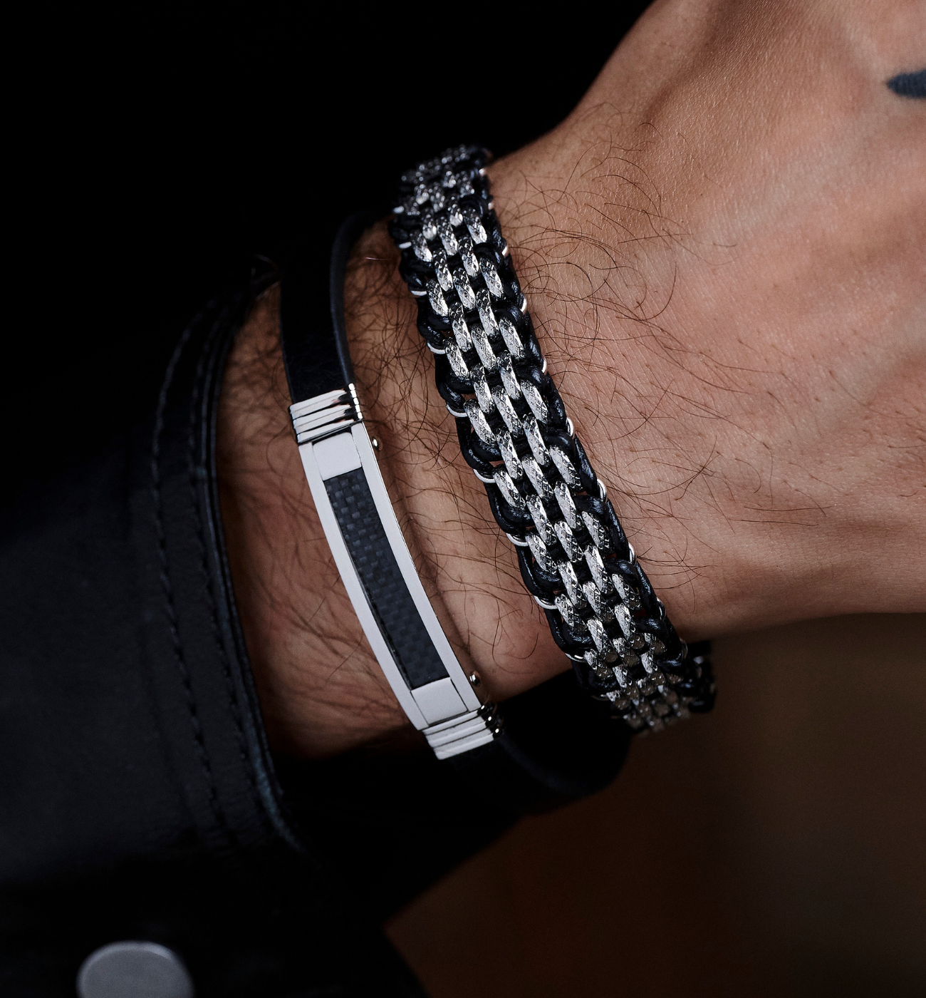 Zestaw męskich bransoletek skórzano-stalowych w czerni i srebrze ZN0099 - By Dziubeka