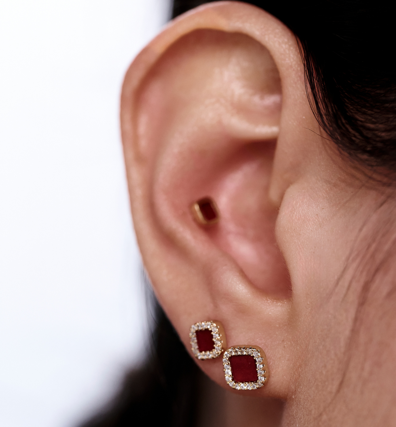 Zestaw złoconych kolczyków z bordowym detalem i cyrkoniami KMB0032