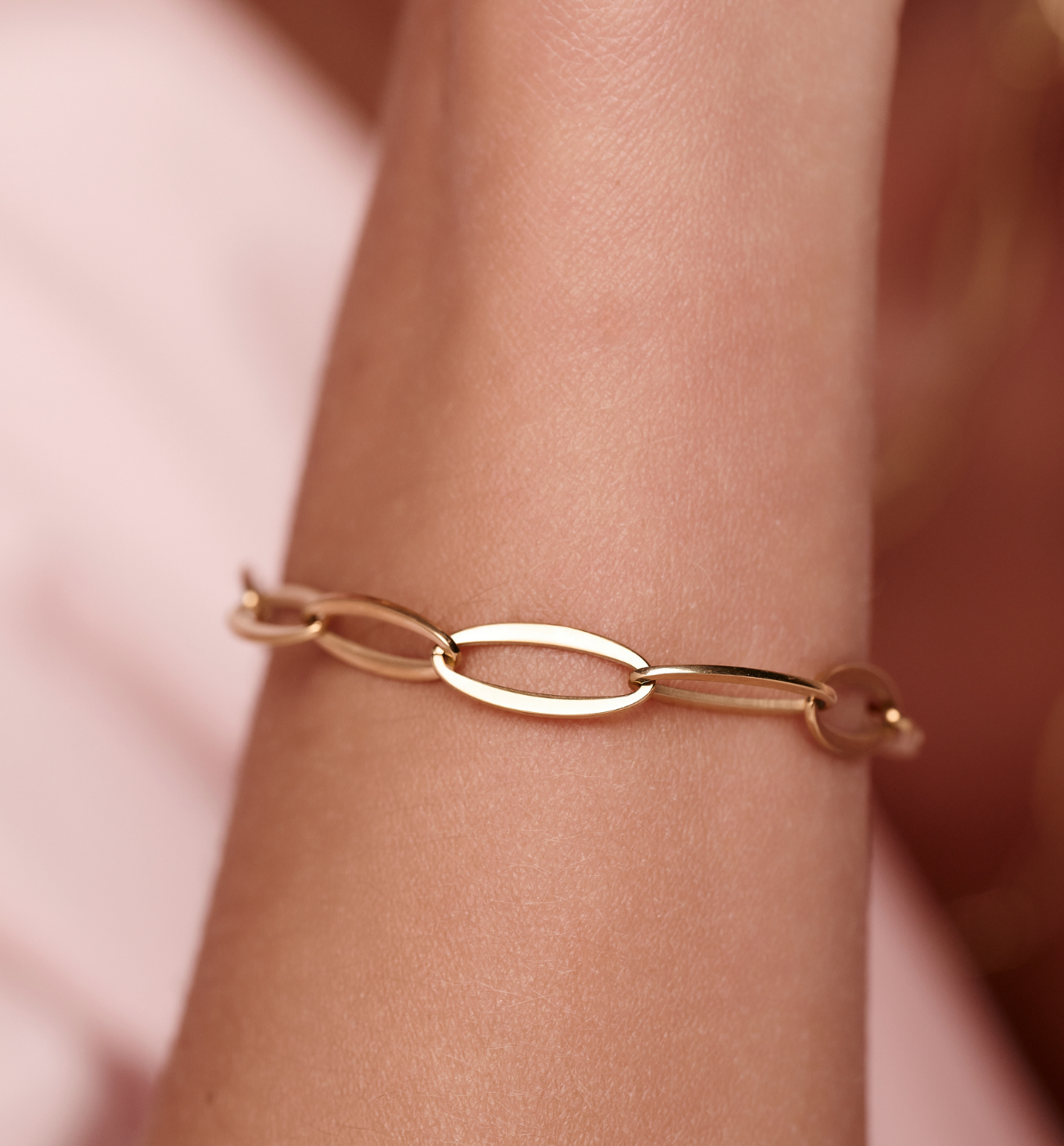 Bransoletka z owalnych ogniw w złotym kolorze BEA0068 - By Dziubeka