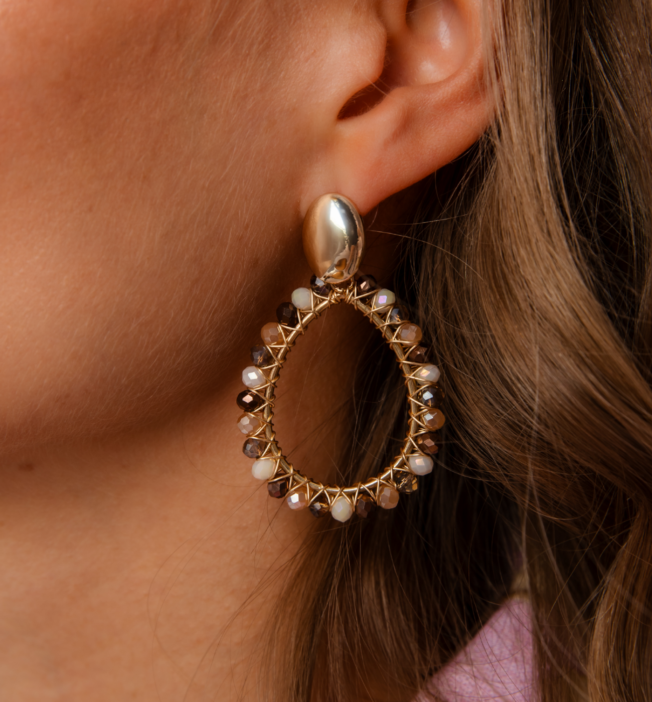 Kolczyki łezki z beżowymi i brązowymi kryształkami KWE0283