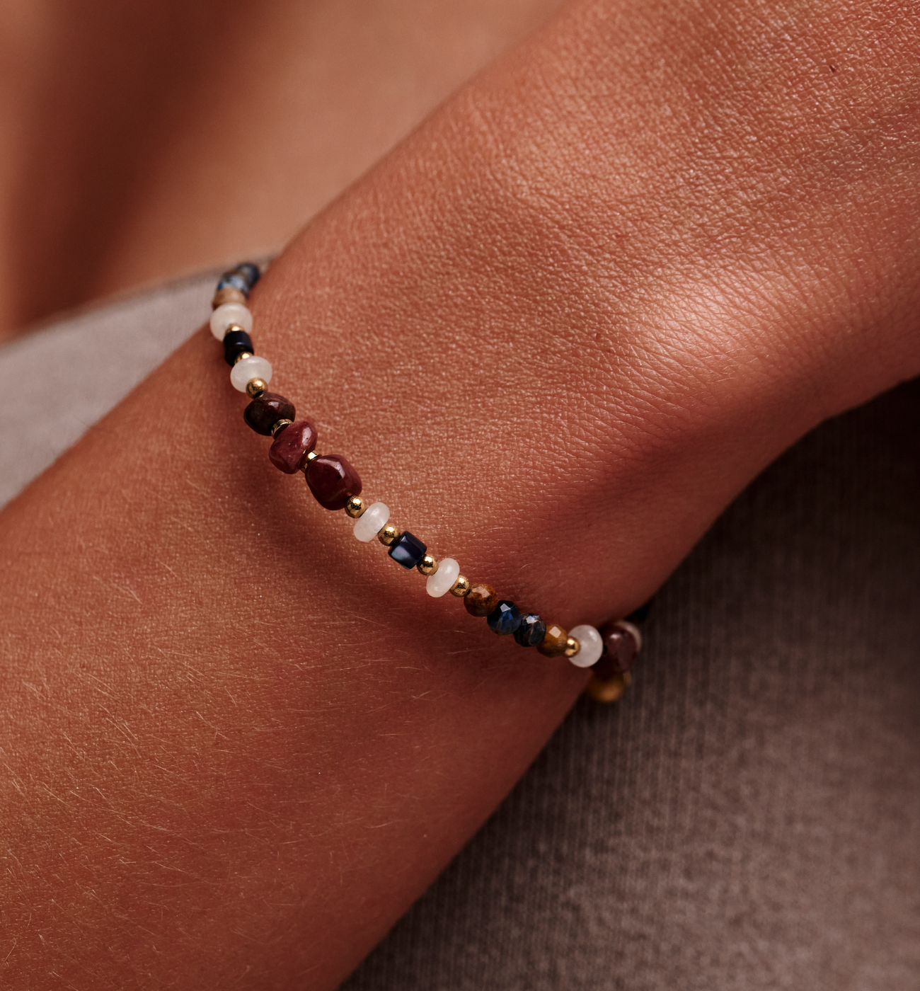 Bransoletka z naturalnych kamieni – turmalin, granat i amazonit BEA0089