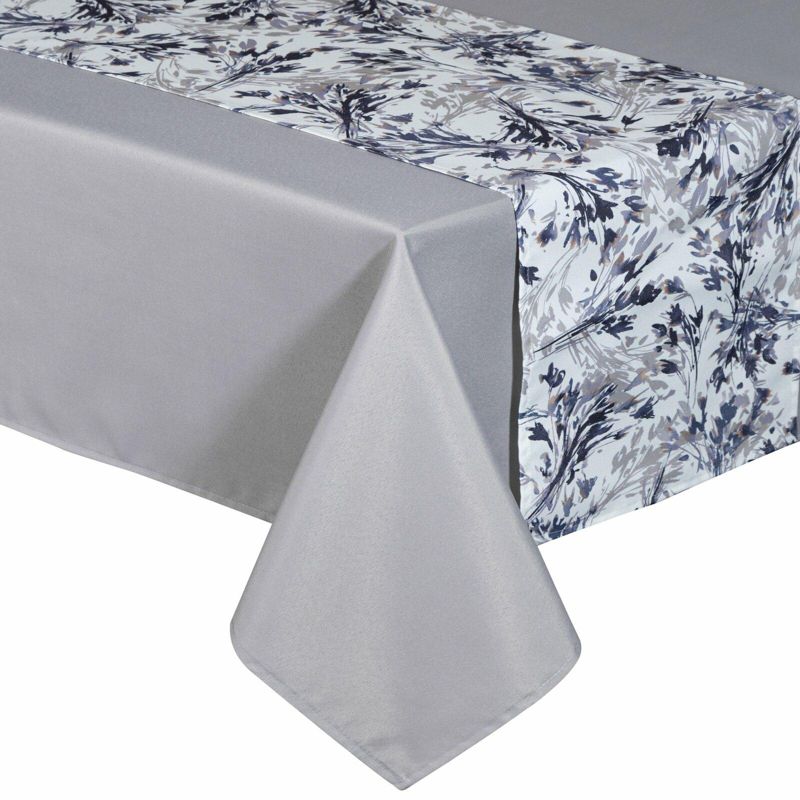 Obrus ANITA 3 Eurofirany 140 x 220 cm z bieżnikiem 33 x 220 cm szary zdobiony subtelnym fioletowym wzorem roślinnym 1 szt.