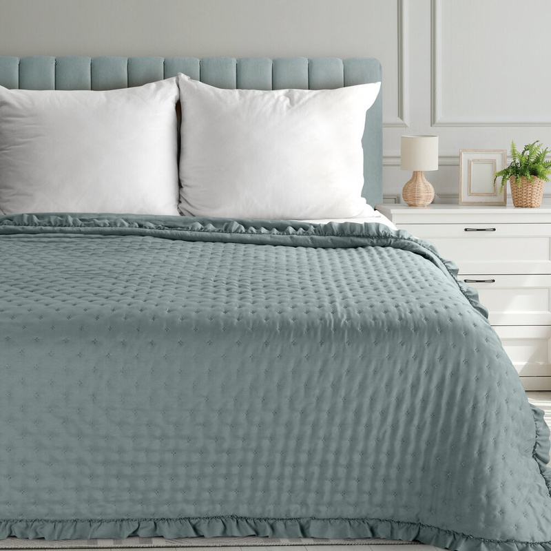 Narzuta LUCIA 170x210 cm szałwiowa na łóżko z falbaną