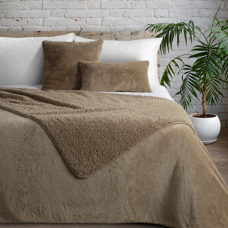Beżowa narzuta futrzana 220x240 cm NIMBA miękka w dotyku na łóżko