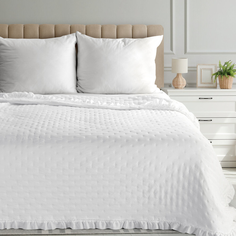 Biała narzuta 200x220 cm LUCIA na łóżko z falbaną