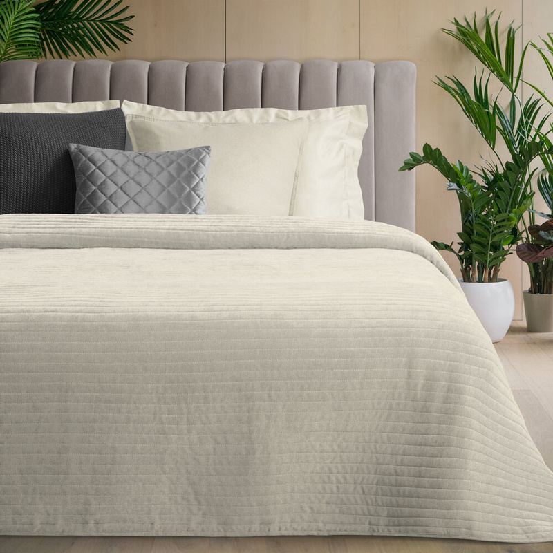 Narzuta 220x240 cm GLORY kremowa na łóżko ze wzorem przeszyć