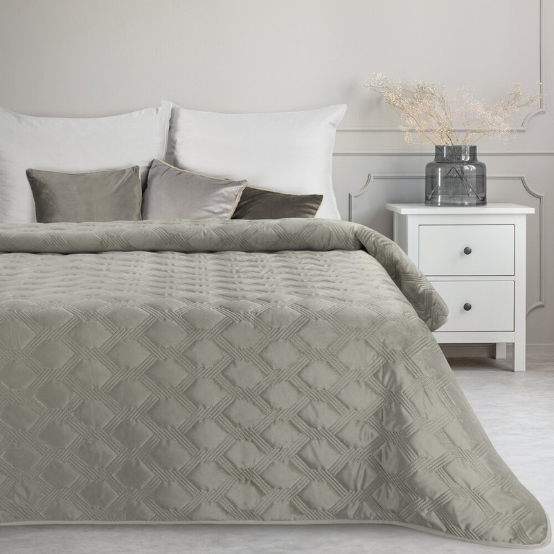 Srebrna narzuta na łóżko 200x220 cm welwetowa SOFFIE 5 do sypialni