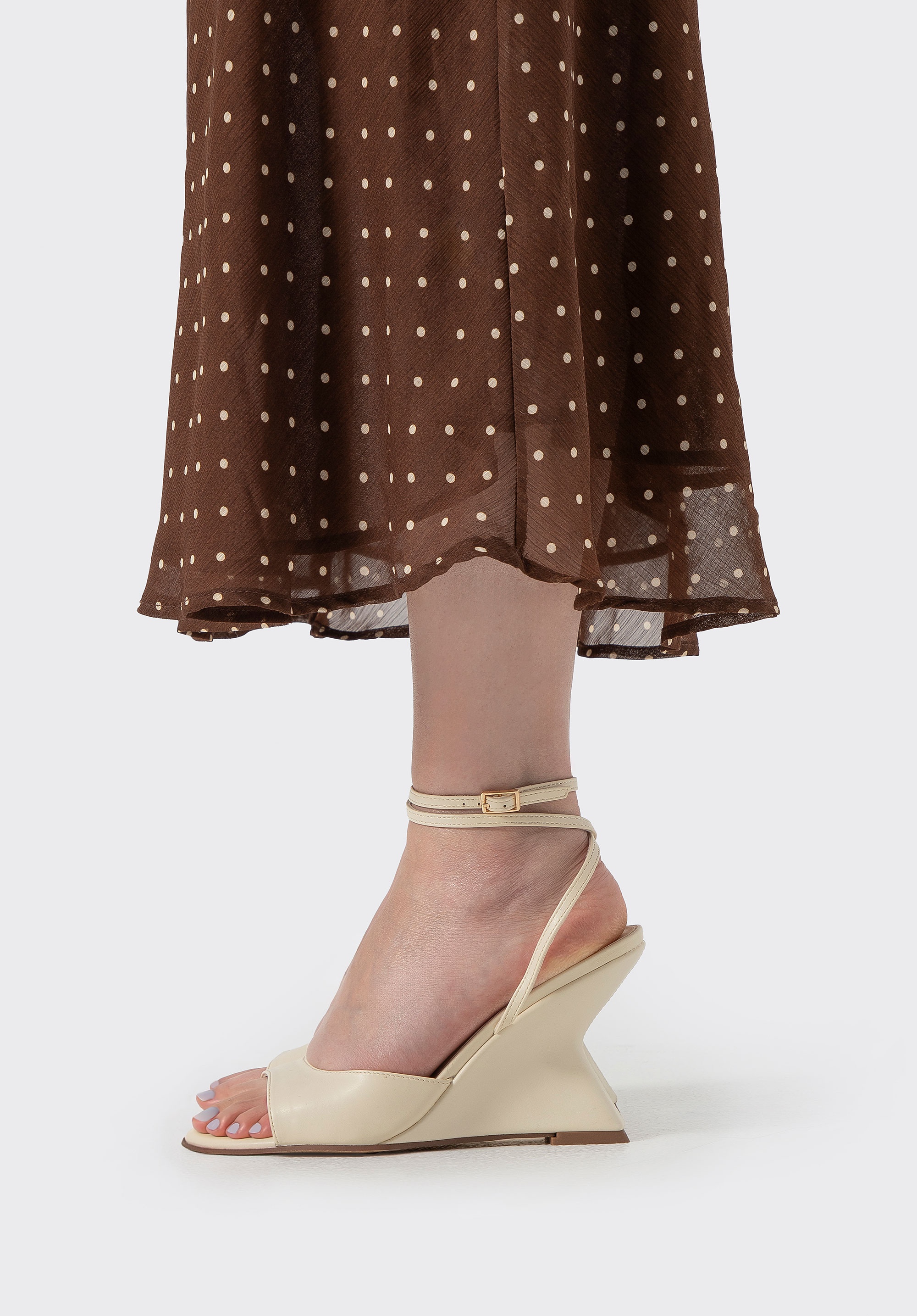 Damskie sandały na koturnie z ekoskóry kremowe