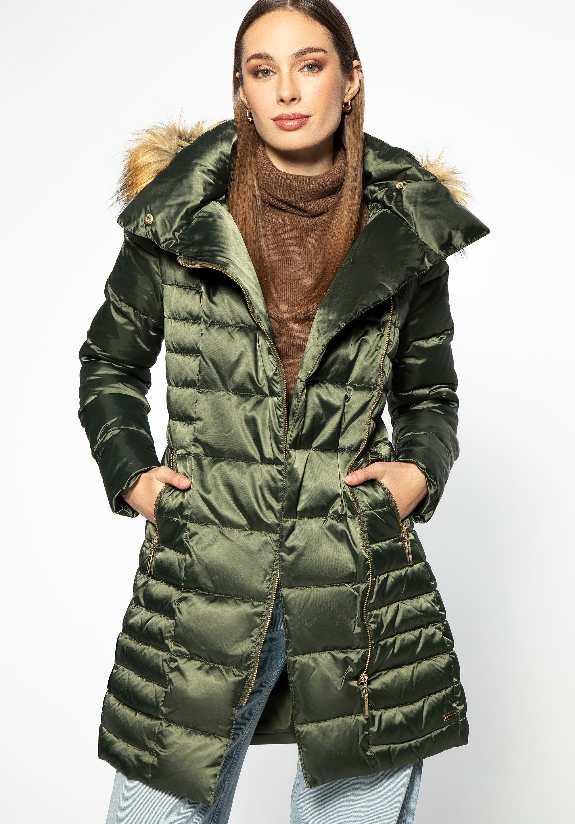 Damska kurtka puchowa z asymetrycznym zapięciem zielona