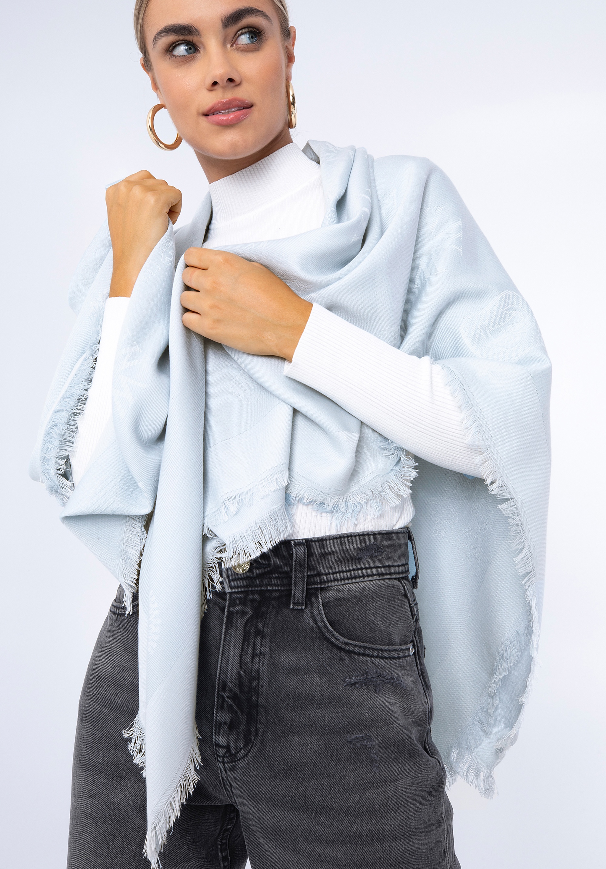 Chusta damska z bambusem tkany w monogram jasnoniebieska