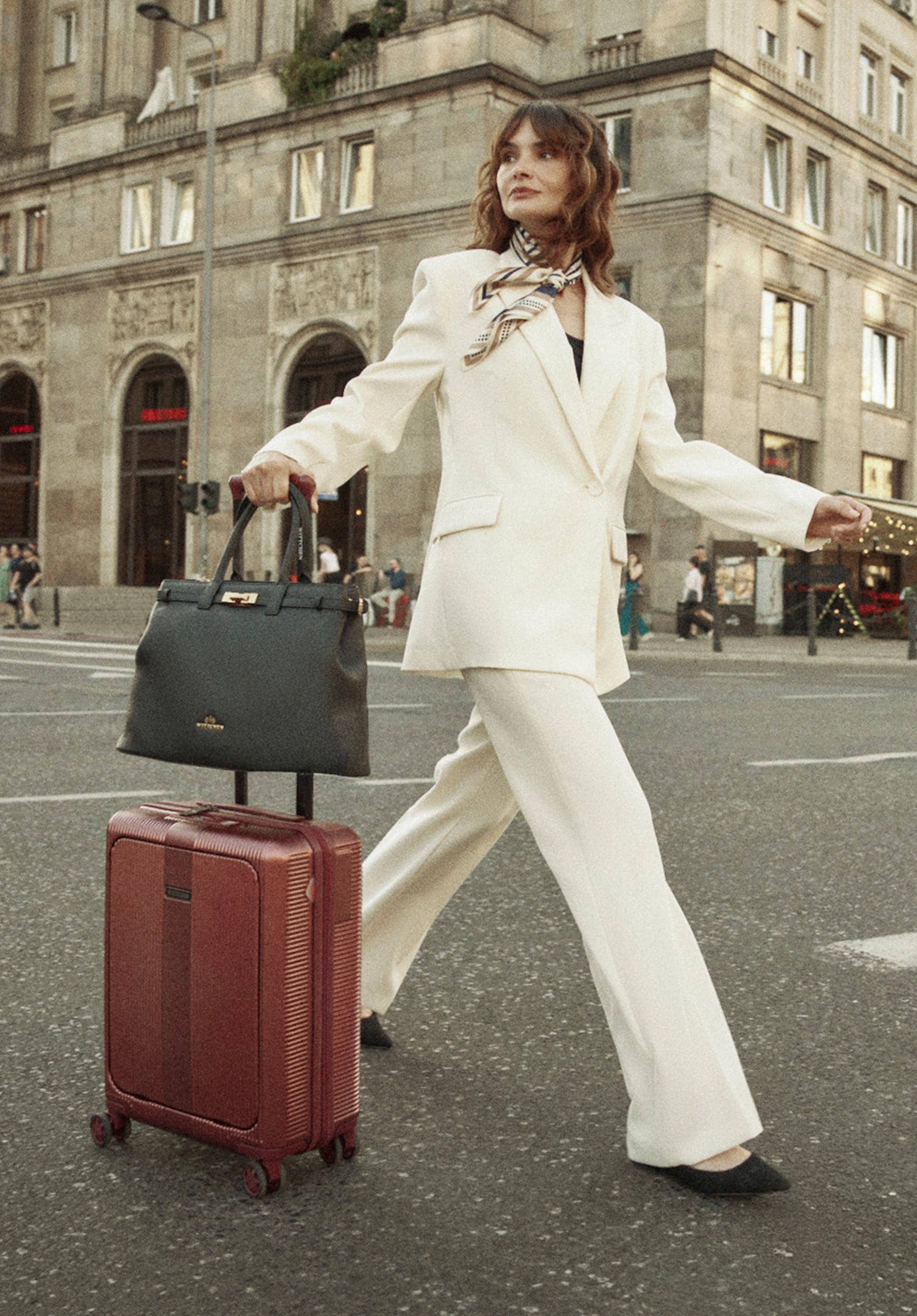 Dodatkowe rabaty - Walizka kabinowa z polikarbonu z kieszenią na laptopa 15" burgund