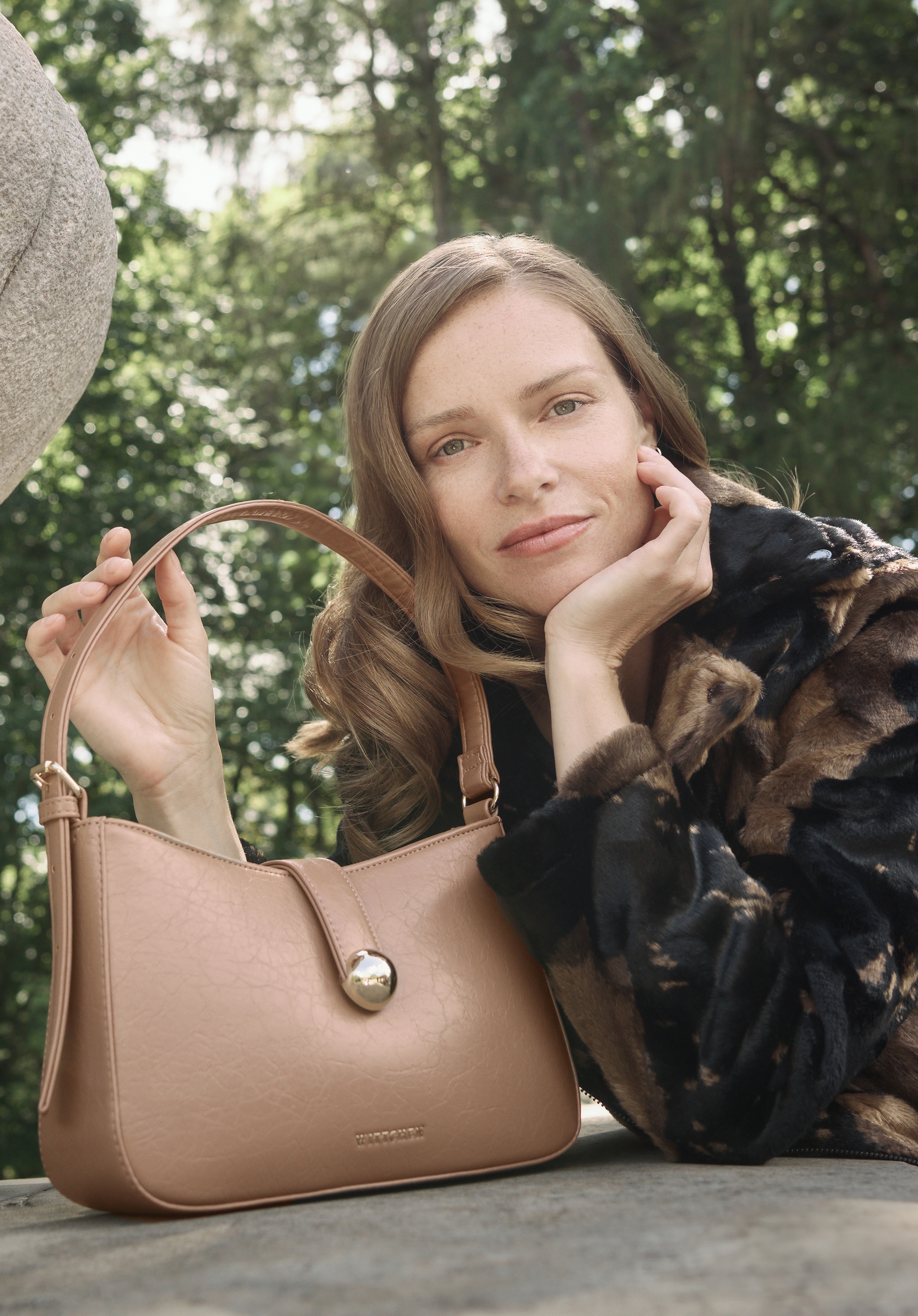 Damska torebka na ramię z imitacji skóry beżowa