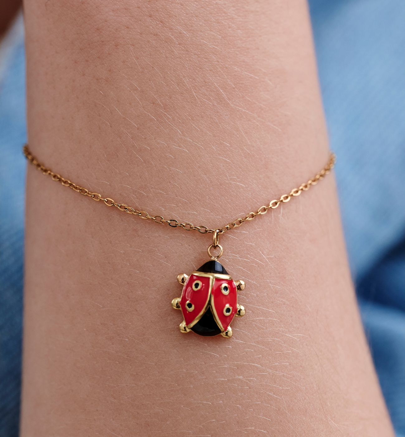 Bransoletka dla dziewczynki z zawieszką w kształcie biedronki BSY0570