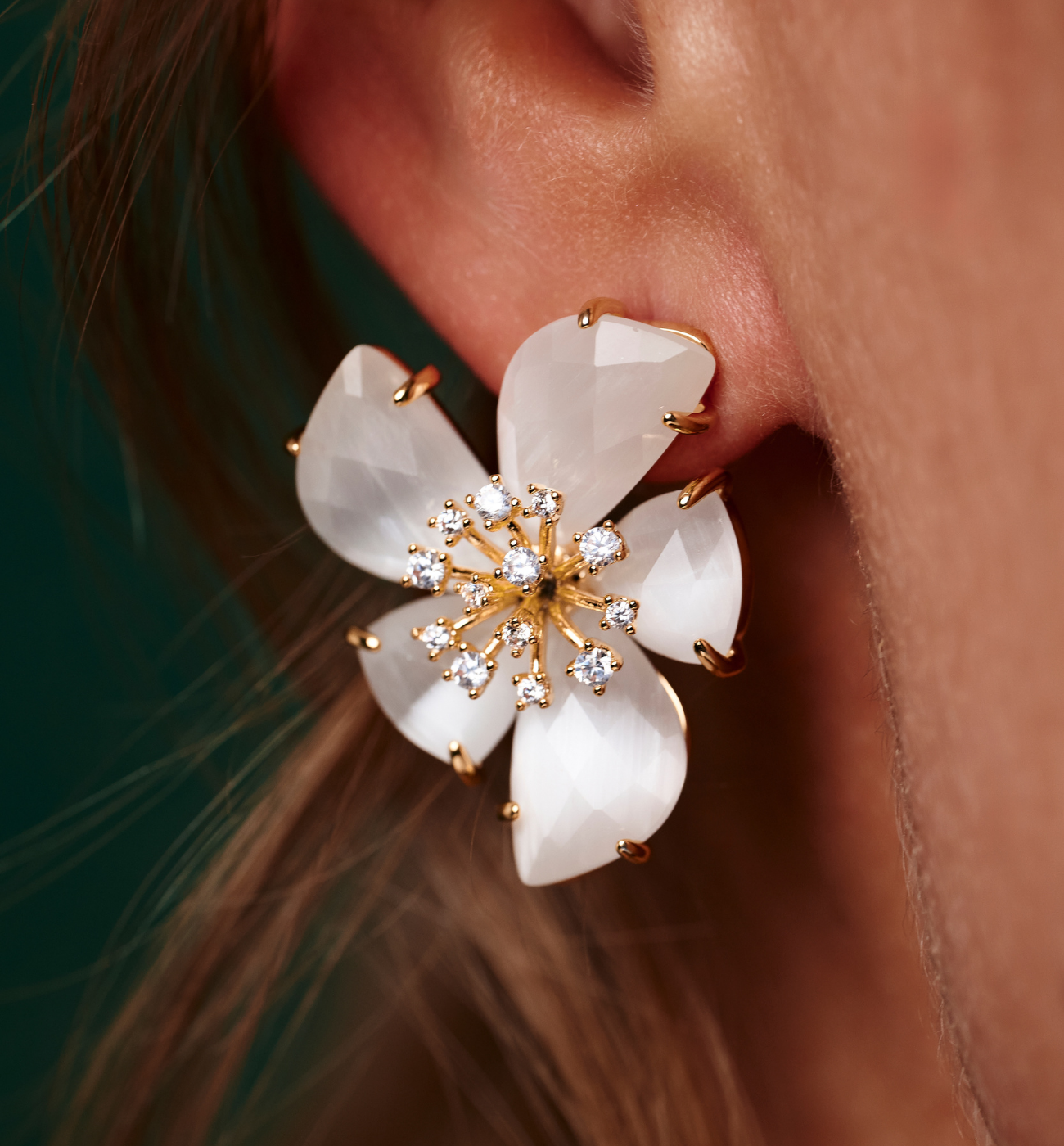 Kolczyki w kształcie kwiatów z białymi płatkami - By Dziubeka