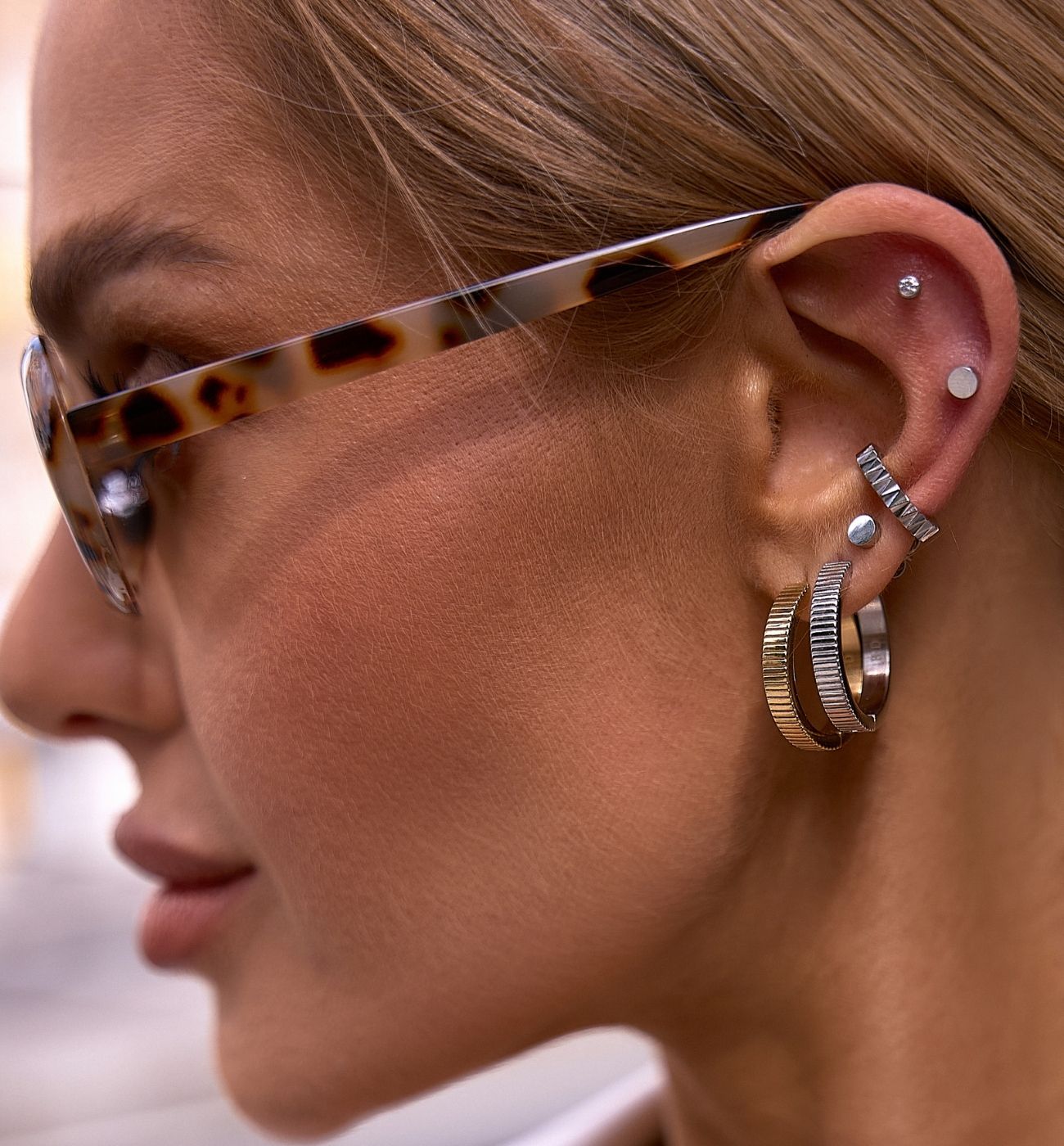 Kolczyki karbowane okrągłe złote Modern Fusion KSA2016