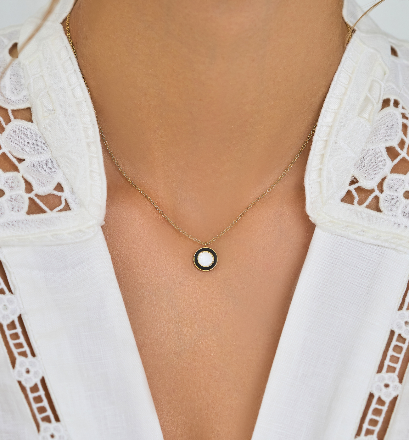 Naszyjnik z czarnym dyskiem złoty Elegant Essence NSA1193