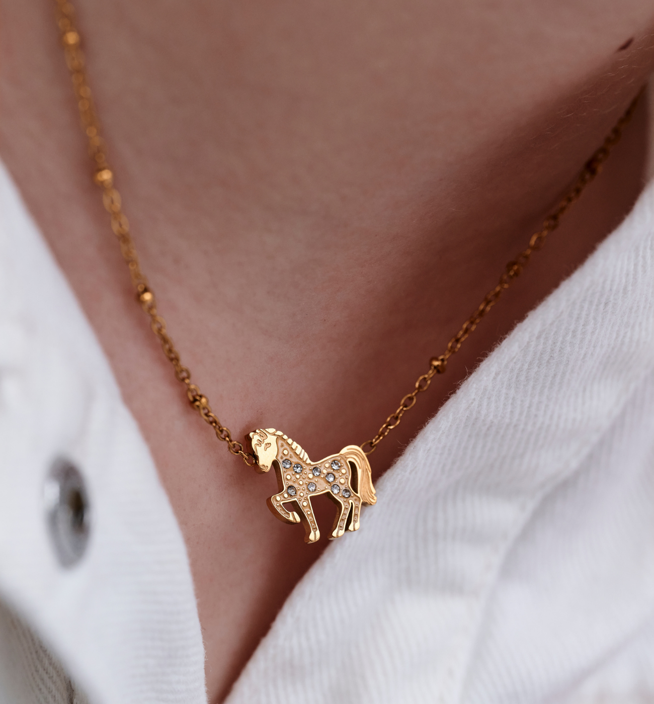 Naszyjnik z zawieszką konika i cyrkoniami NSY0812 - By Dziubeka
