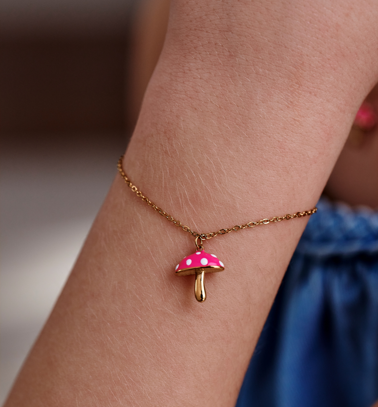 Bransoletka dla dziewczynki z zawieszką różowego muchomorka BSY0567 - By Dziubeka