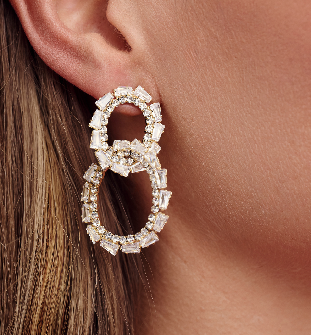 Kolczyki z kryształowymi kółkami w złotym odcieniu KLU0192