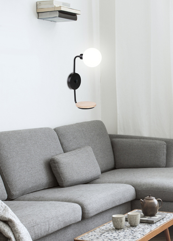 Czarny kinkiet ścienny z kloszem białym do salonu PONIO metal szkło