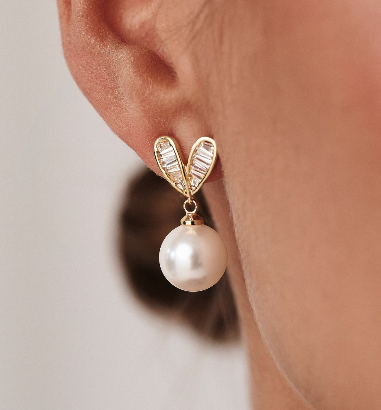 Kolczyki z perełką i złotym sercem z cyrkoniami - By Dziubeka