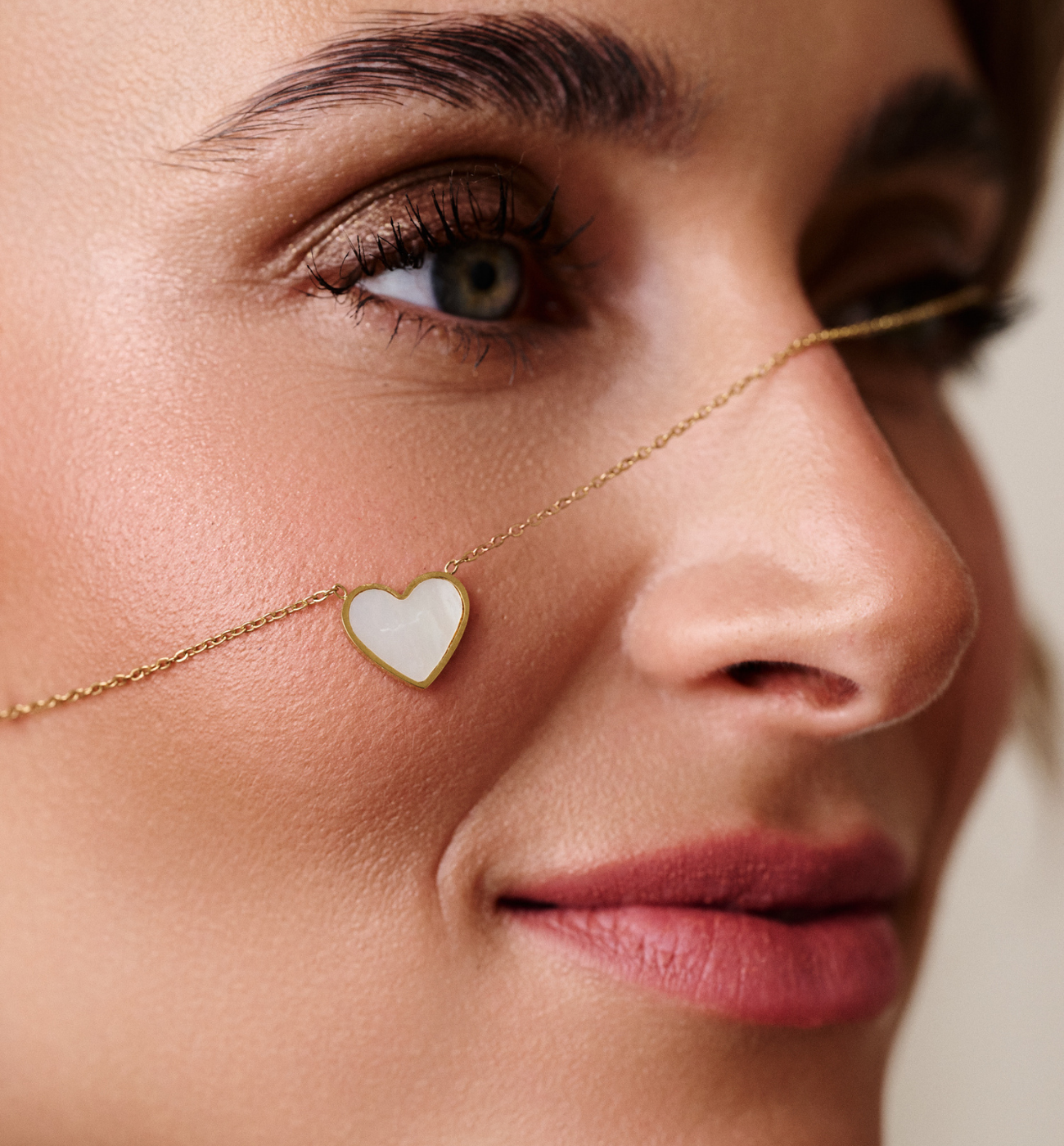 Naszyjnik złoty z serduszkiem z masy perłowej NSY0622 - By Dziubeka