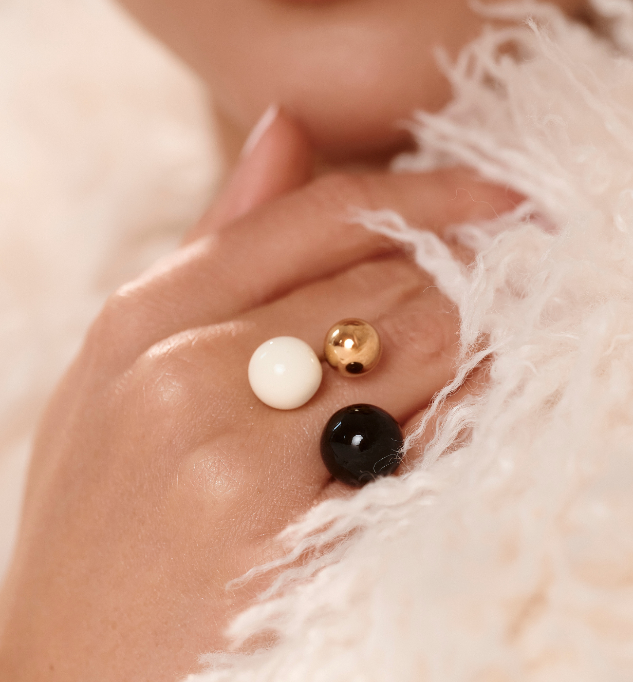 Pierścionek z kulkami w odcieniach białego i czarnego - By Dziubeka