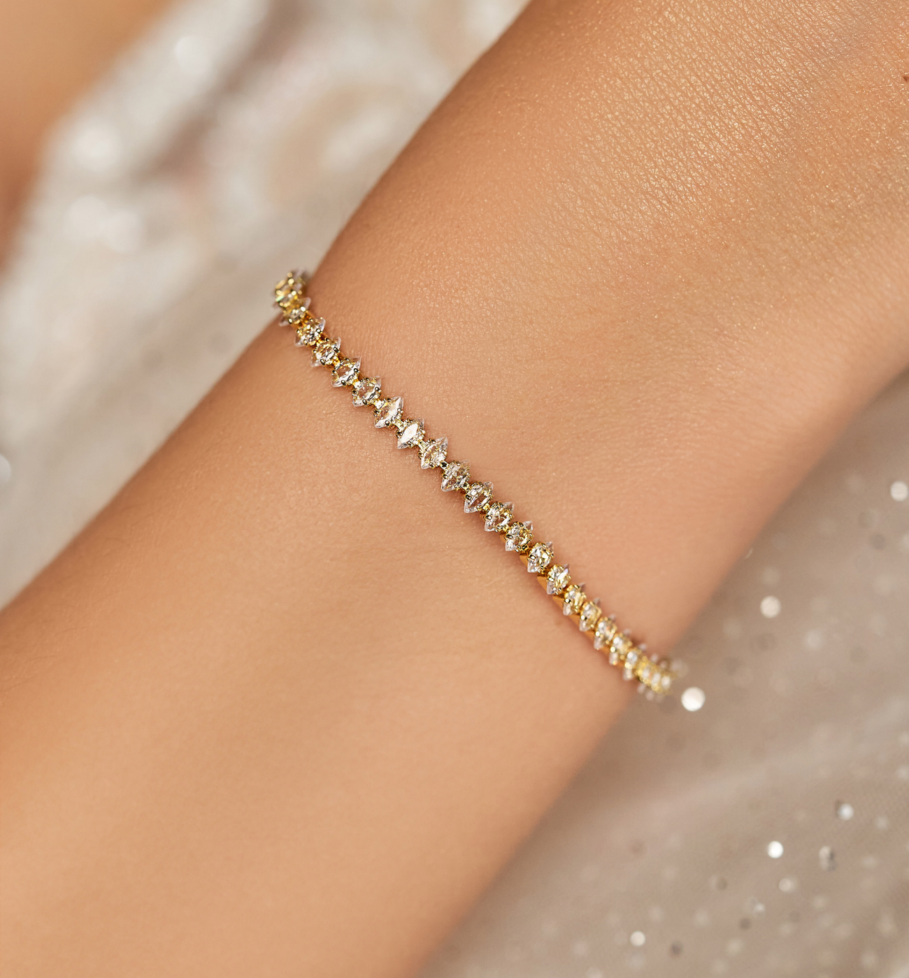 Bransoletka tenisowa złota z kryształkami BSS0097